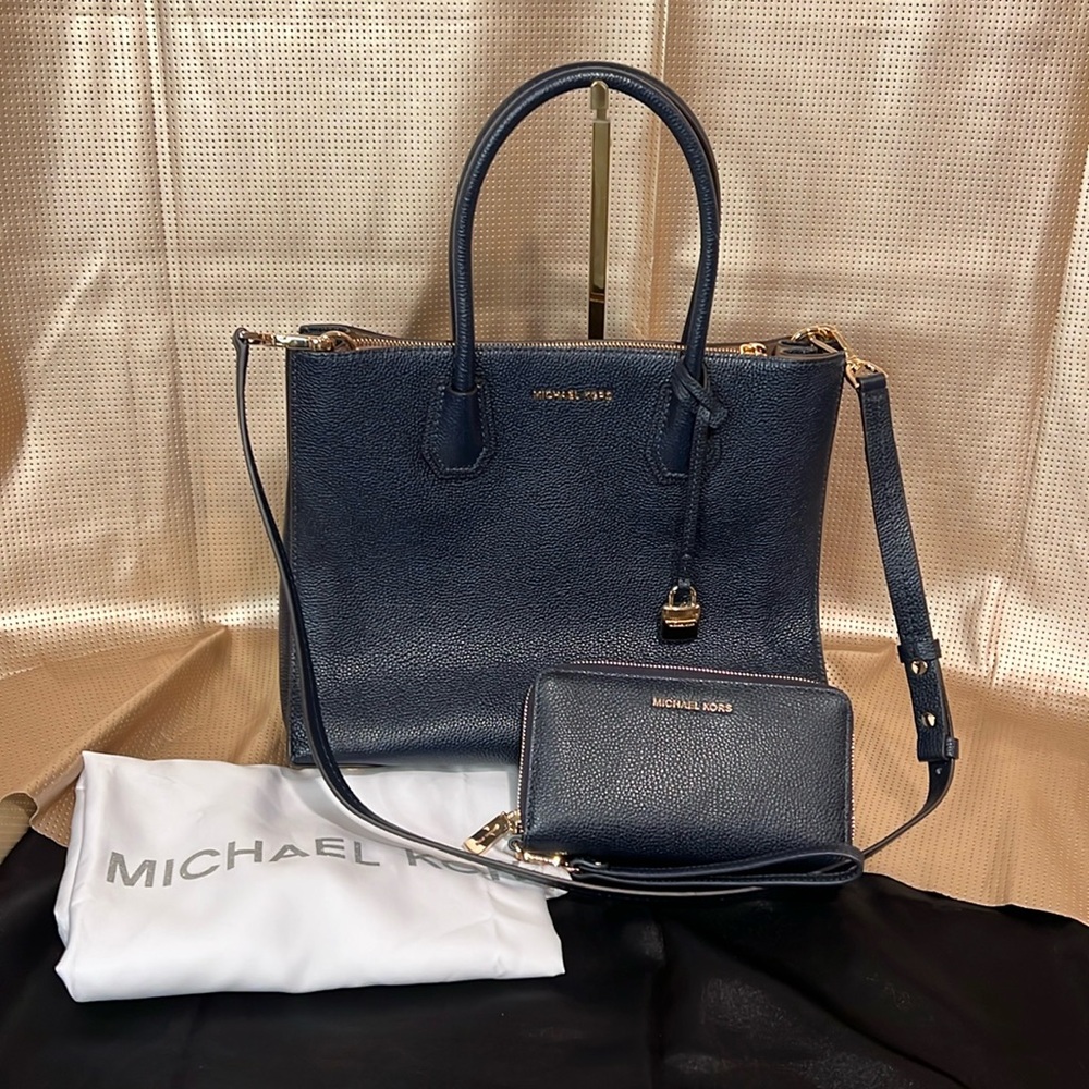 Michael Kors Mercer large accordion tote w/matching wristlet Navy Blue